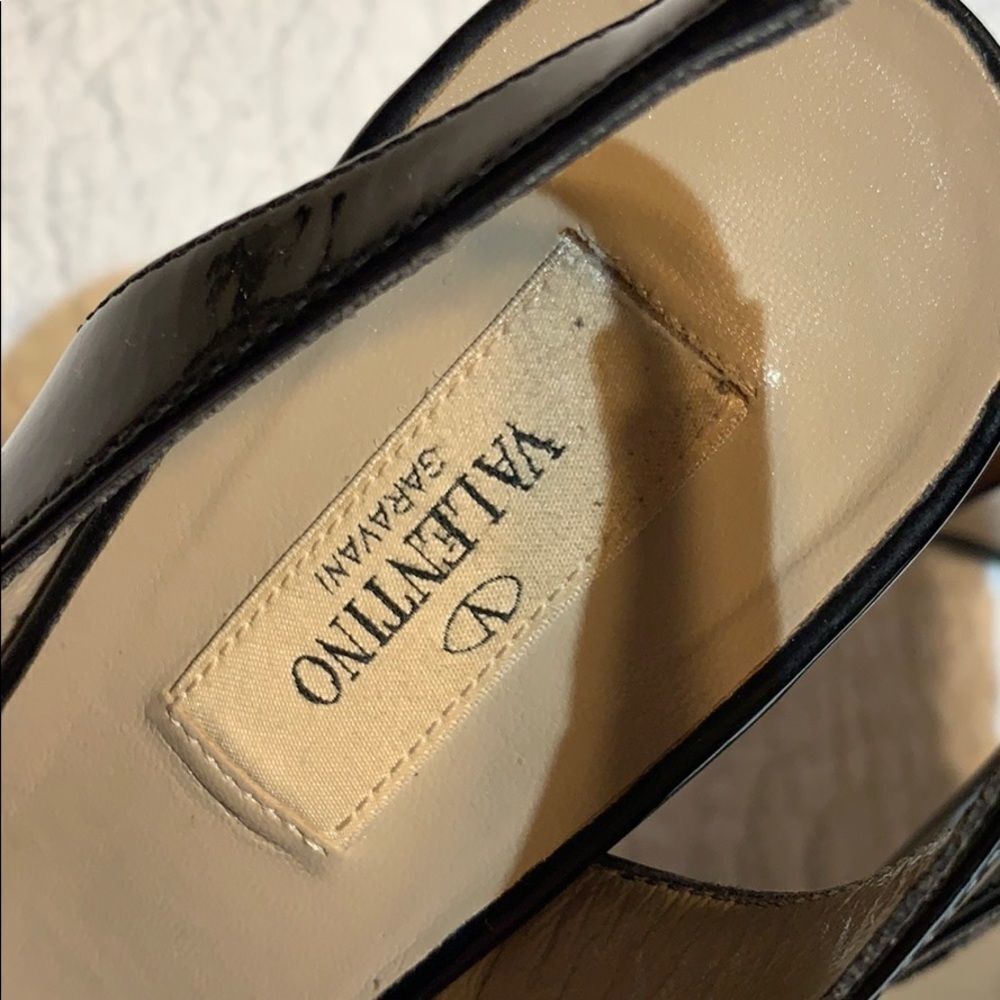 Valentino Garavani Patent sling back bow heels. 38 - Picture 2 of 10
